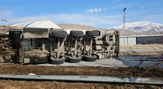 Bitlis'te Hammadde Yüklü Tır Devrildi, Sürücü Yaralandı