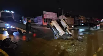 Çorum'da Trafik Lambalarına Çarpan Otomobil Devrildi: 2 Yaralı