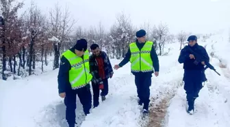 Diyarbakır'da Kar Mahsurunu Jandarma Kurtardı