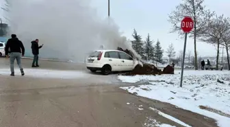 Bolu'da Seyir Halindeki Otomobilde Yangın Çıktı, İş Makinesi Şoförü Yangını Söndürdü