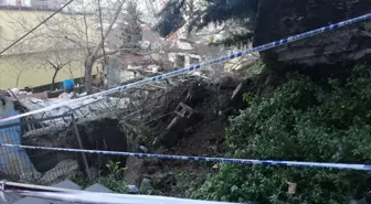 Beyoğlu'nda İstinat Duvarı Yıkıldı, Binalar Tahliye Edildi