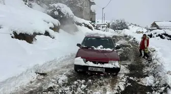 Kar nedeniyle mahsur kalan hamile kadın hastaneye ulaştırıldı