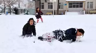 Nevşehir'de Kar Yağışı Çocuklara Eğlence Oldu