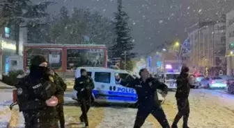 Karaman'da Kartopu Eğlencesi: Polis ve Gençler Bir Araya Geldi