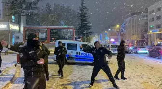 Karaman'da Kartopu Eğlencesi: Polis ve Gençler Bir Araya Geldi