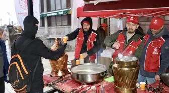 Trabzon'da Berat Kandili Kutlaması: 1000 Kişiye Simit ve Salep İkramı