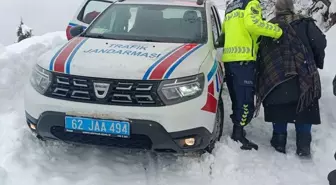 Kar nedeniyle yolu kapanan köyde sağlık müdahalesi