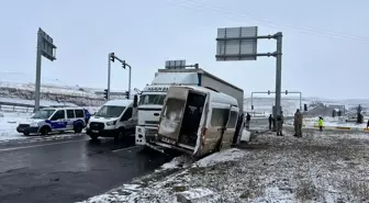 Ağrı'da Tır ile Minibüs Çarpıştı: 8 Yaralı