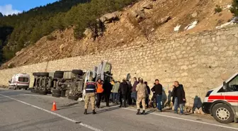 Gümüşhane'de Tır Devrildi: 2 Yaralı