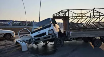 Kayseri'de Polis Aracı ile Kamyonet Çarpıştı: 1 Polis Ağır Yaralı