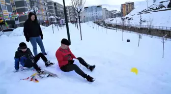 Muş'ta Kar Keyfi: Aileler Kayarak Eğleniyor