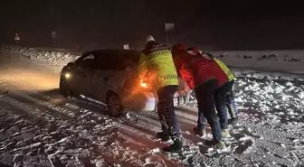 Muş'ta Kar ve Tipi Nedeniyle Yolda Mahsur Kalan 50 Araç Kurtarıldı