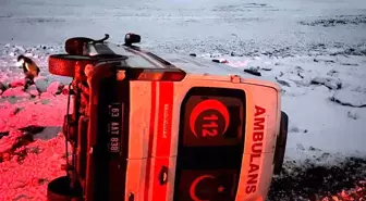 Siverek'te Kar Yağışı Nedeniyle Ambulans Devrildi: Bir Sağlık Çalışanı Yaralandı