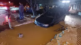 Tekirdağ'da içme suyu isale hattının patlamasıyla oluşan çukura otomobil düştü