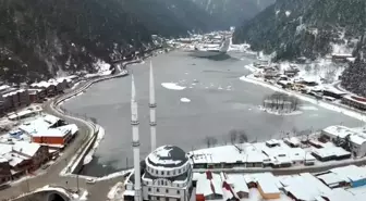 Uzungöl Kışın Buz Tutunca Görsel Şölen Sunuyor