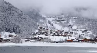 Uzungöl'ü Buz Tabakası Kapladı, Ziyaretçiler Manzaraya Hayran Kaldı