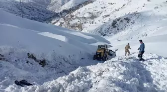 Van Bahçesaray'da İş Makinesi Devrildi, Operatör Helikopterle Hastaneye Sevk Edildi