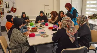 Kadınlar, Geri Dönüşüm İçin Ağaç Giydiriyor