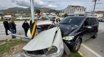 Fethiye'de Minibüsle Çarpışan Otomobil Sürücüsü Yaralandı