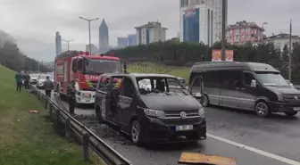 İstanbul TEM Otoyolu'nda Minibüs Yangını