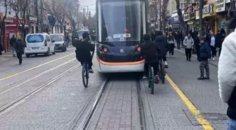 Eskişehir'de Bisikletli Çocukların Tramvaya Tutunması Endişe Yarattı