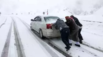 Adıyaman'ın Çelikhan İlçesinde Kar Yağışı Sürücülere Zor Anlar Yaşatıyor