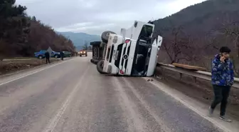 Bolu'da Kömür Yüklü Tır Devrildi, Trafik Kontrollü Olarak Sağlandı