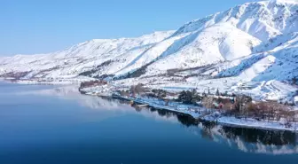 Hazar Gölü, Karla Kaplı Manzarası ile Göz Dolduruyor