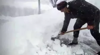 Adıyaman'da Köylüler Karı Temizlemeye Başladı