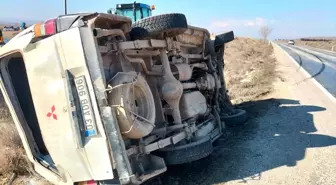 Afyonkarahisar'da Minibüs Devrildi: 2 Yaralı