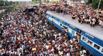 Hindistan'da tren istasyonu izdihamında 16 kişi hayatını kaybetti