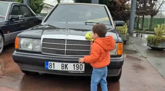 Düzce'de Klasik Otomobil Tutkunları Yağışa Rağmen Bir Araya Geldi