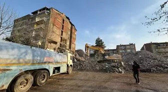 Malatya'da Yıkım Sırasında Apartmana Zarar Verildi, Bina Tahliye Edildi