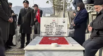 Ankara'daki terör saldırısında şehit olan Cumali Akman kabri başında anıldı