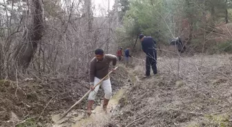 Çorum'da Çiftçiler İmece Usulü Su Kanalını Temizledi