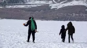 Çıldır Gölü'nde 'Eskimo Usulü' Balıkçılık