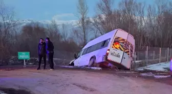 Erzincan'da Öğrenci Servisi Sulama Kanalına Düştü: 11 Yaralı