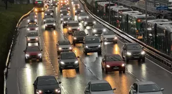 İstanbul'da haftanın ilk günü yağışla birlikte trafik çilesine dönüştü