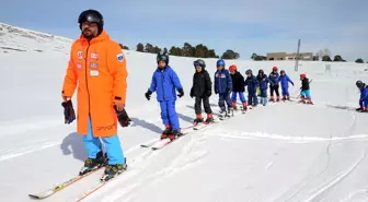 Kars'ta İlkokul Öğrencilerine Kayak Eğitimi