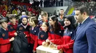 Kütahya'da Spor Malzemesi Dağıtım Etkinliği Gerçekleştirildi