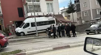 Tokat'ta Park Halindeki Minibüs İş Yerine Girdi