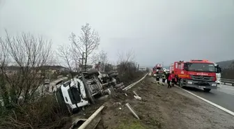 Sapanca'da Otomobil-Kamyon Çarpıştı: 3 Yaralı