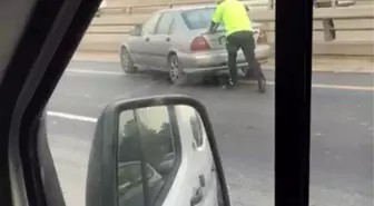 Duyarlı Trafik Polisi Arızalı Aracı Yol Kenarına İtti