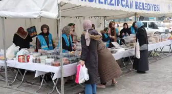 Erzincan'da Hayır Çarşısı Depremzedelere Destek Olmak İçin Açıldı