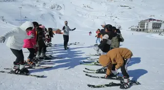 Hakkari'de Öğrencilere Kayak Eğitimi Veriliyor