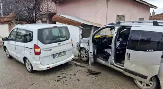 Çorum Alaca'da Hafif Ticari Araçlar Çarpıştı, Kaza Şans Eseri Yaralısız Atlatıldı