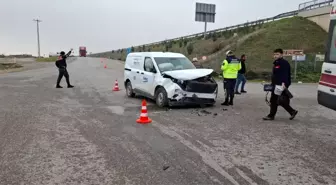 İzmir'de Minibüs ve Hafif Ticari Araç Çarpıştı: 9 Yaralı