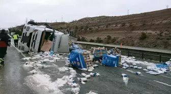 Kırıkkale'de Un Yüklü Tır Devrildi, Sürücü Yaralandı