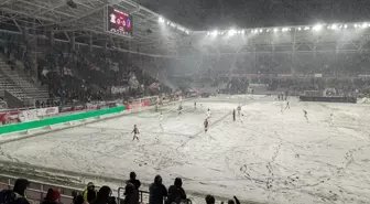 Oyuncular sahada kayboldu! Kar yağışı maça damga vurdu