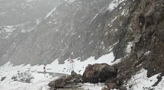 Samsun Yakakent'te Yol Çöktü, Kaya Parçaları Ulaşıma Engel Oldu